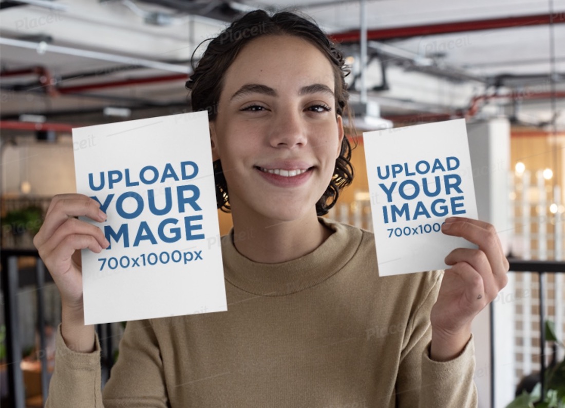 mockup di una donna sorridente con in mano due opuscoli