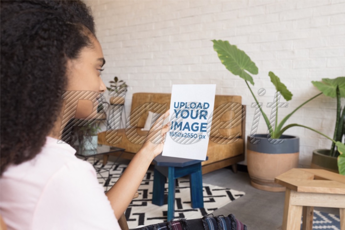 mockup di una donna che guarda un opuscolo