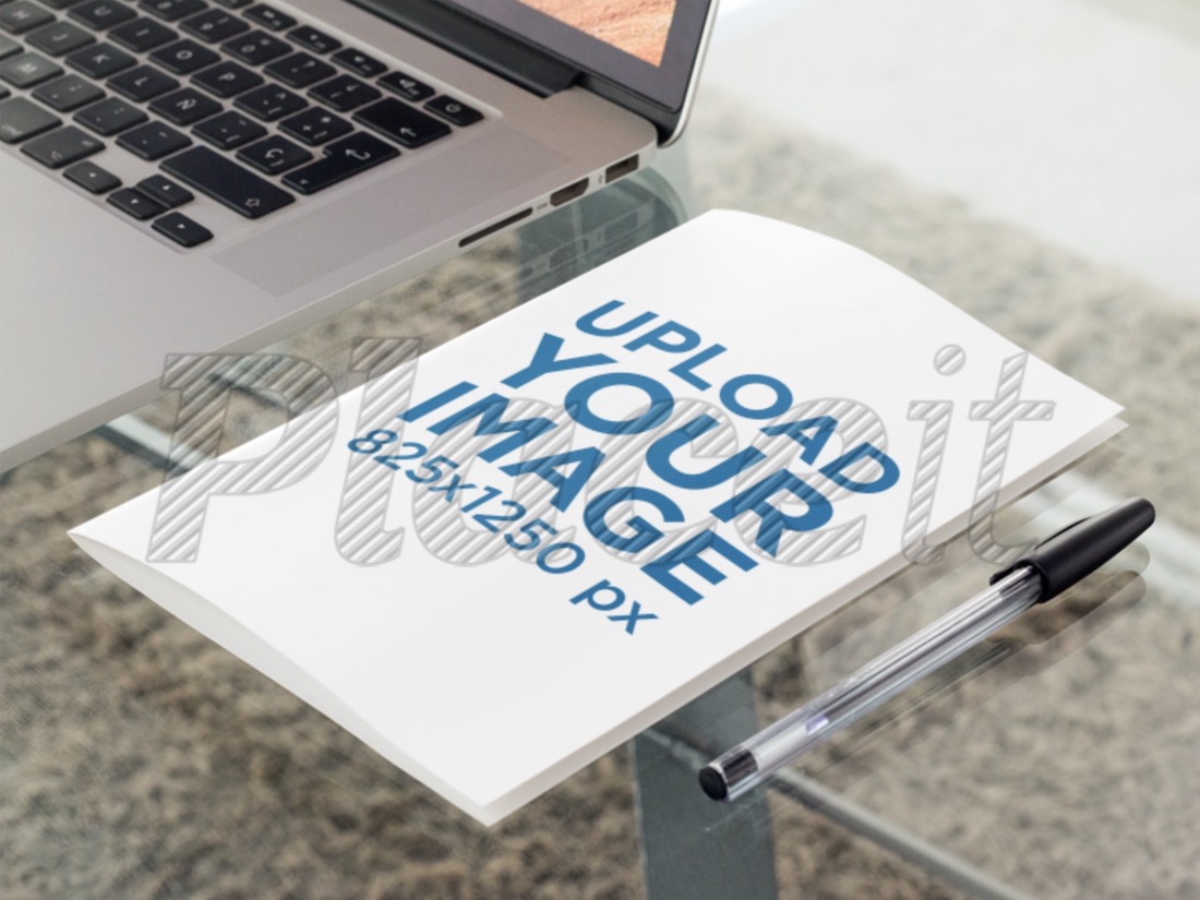 mockup di opuscoli sdraiato accanto a un laptop in un ufficio