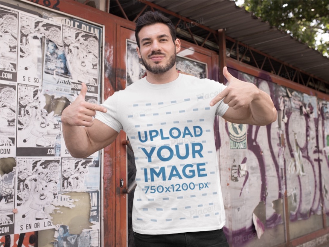 フィットネスマンをフィーチャーしたTシャツのモックアップ