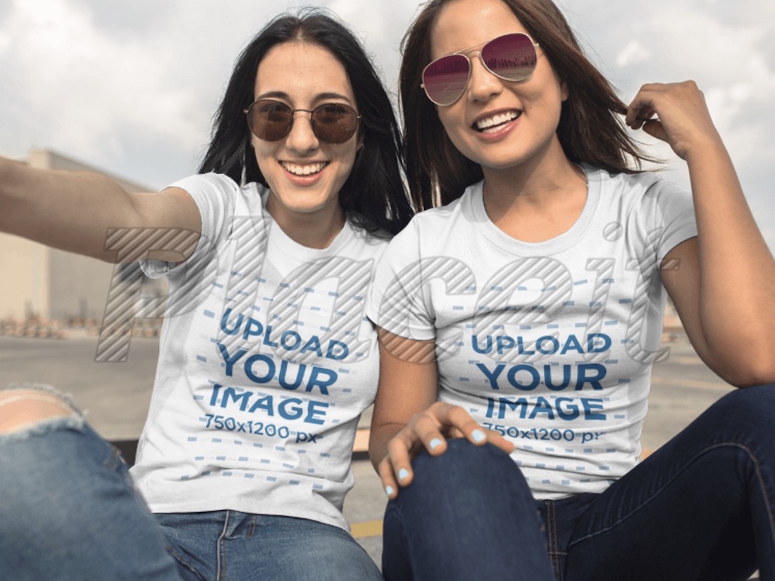 ラウンドネックTシャツのモックアップを着ている2人の女性