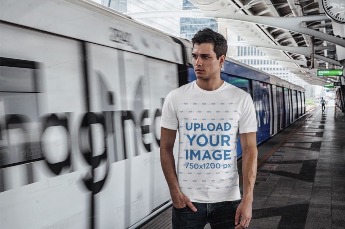 地下鉄の駅で白いTシャツを着た男