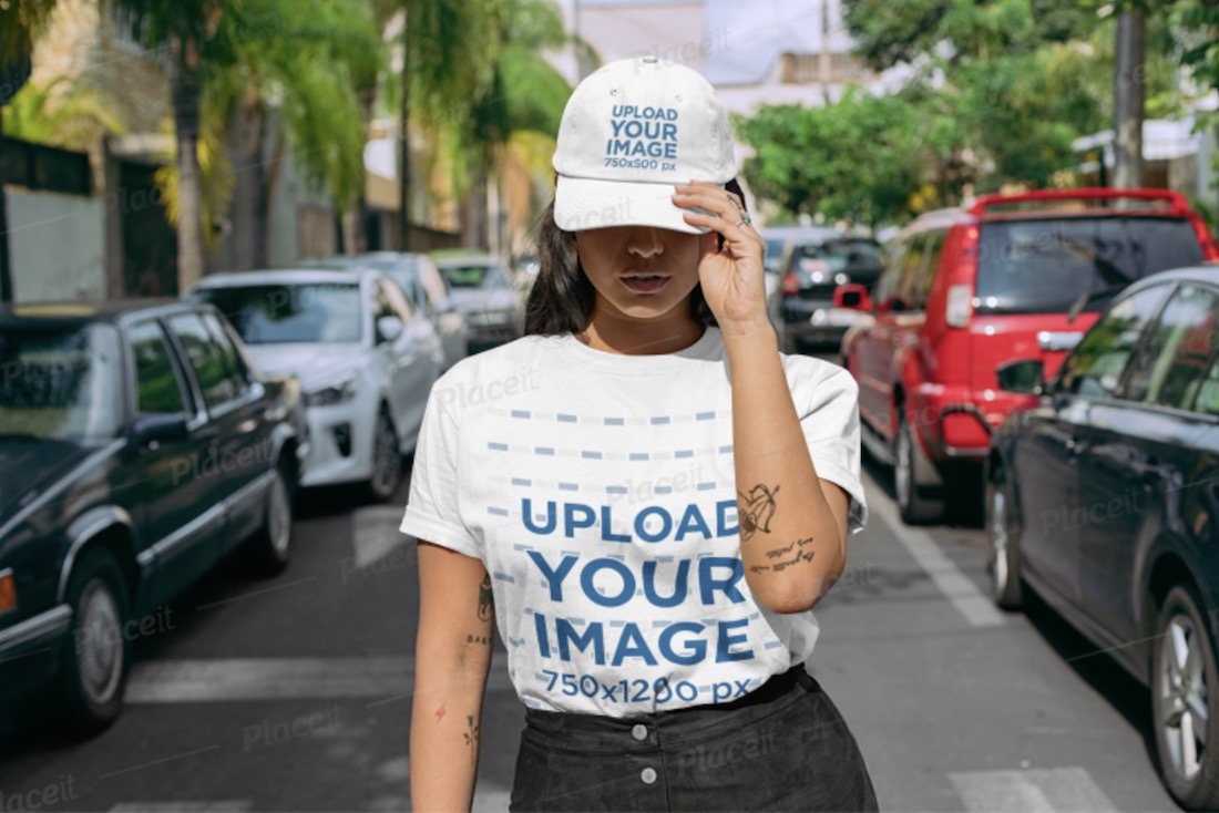 Tシャツのモックアップを着て通りに立っている女性