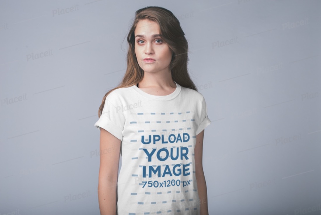 白いTシャツのモックアップを着ている女性