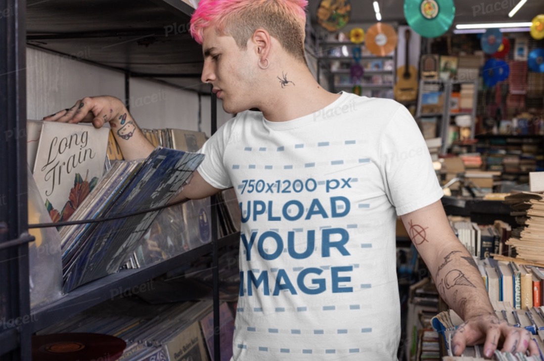 ビニールレコードを見て男の白いTシャツのモックアップ