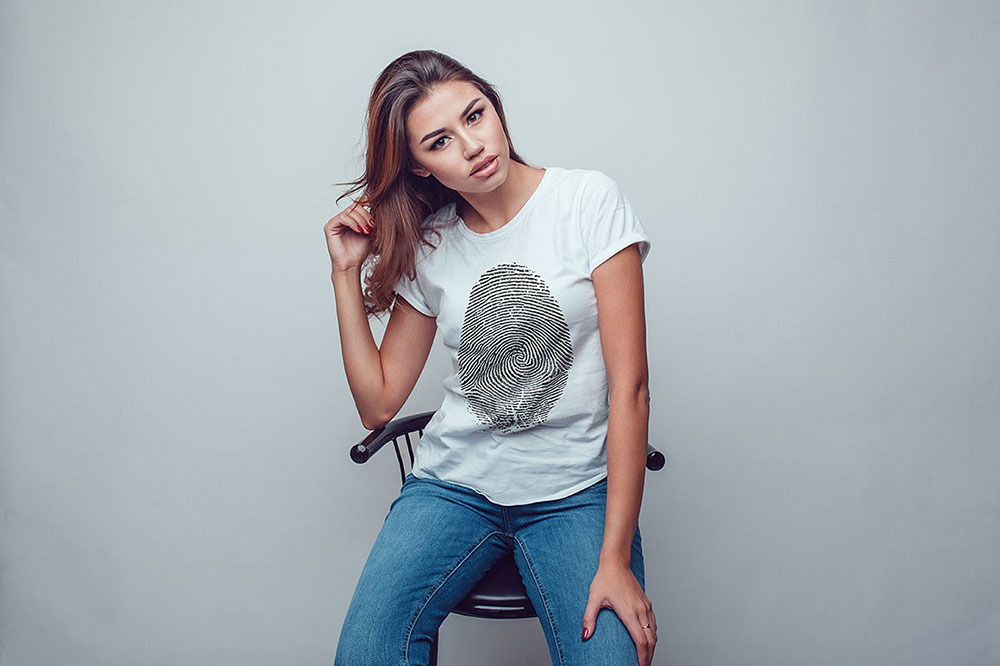 白いTシャツのモックアップ