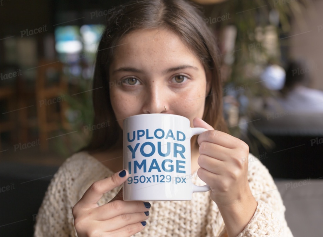 コーヒーを飲む女の子のマグカップのモックアップ