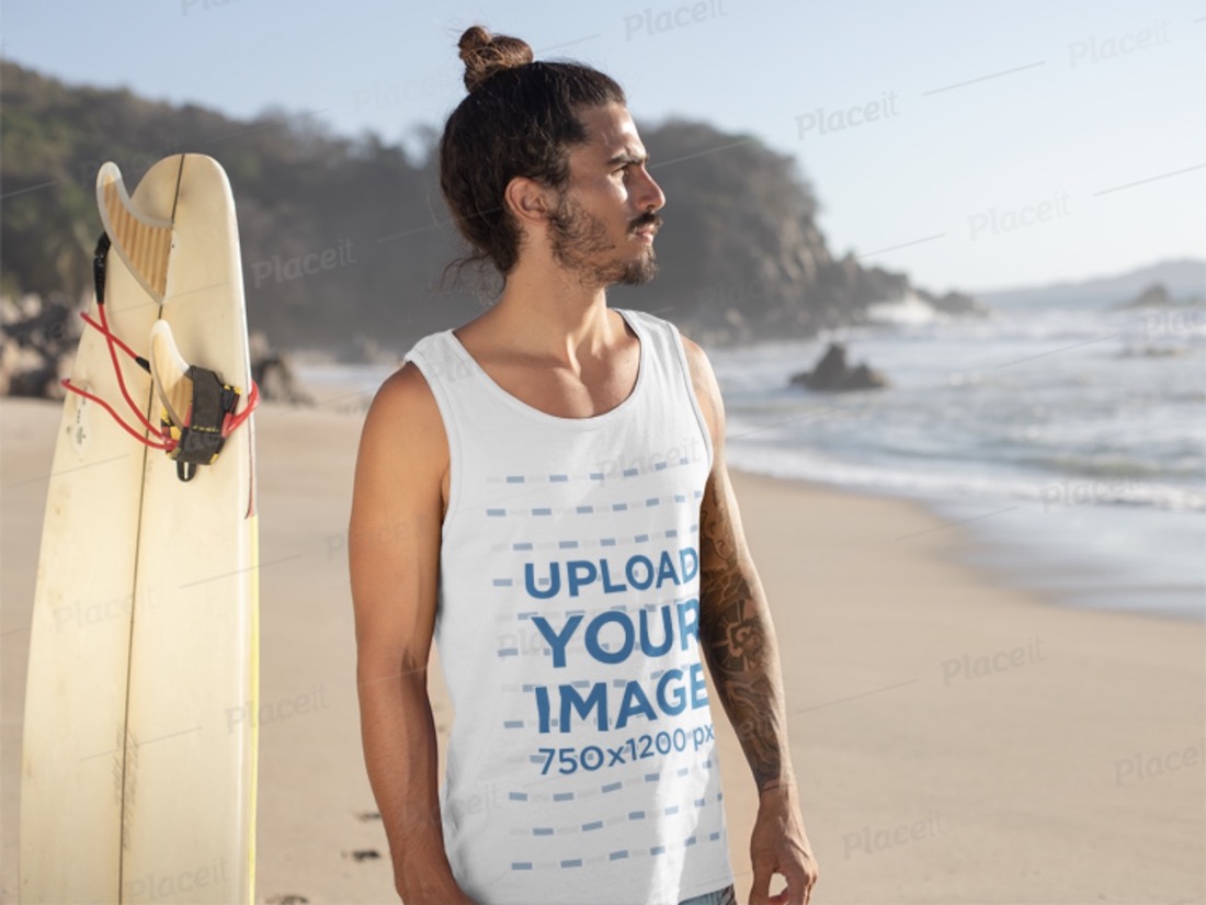 chico surfista con una maqueta de camiseta sin mangas