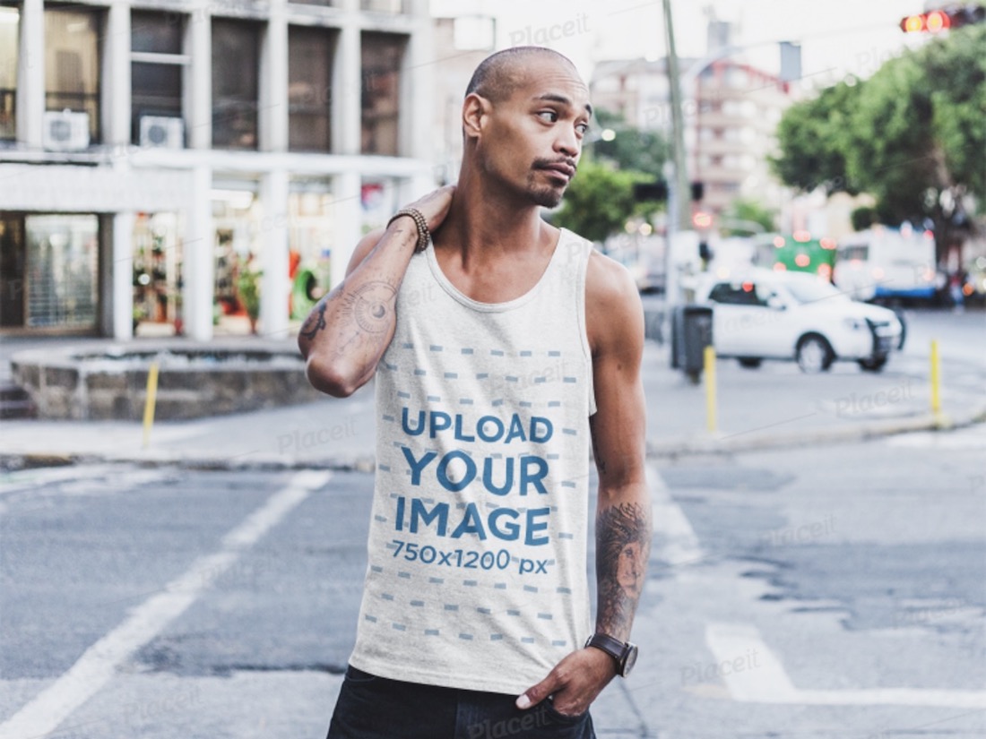 hombre vestido con una camiseta sin mangas en la maqueta de la calle