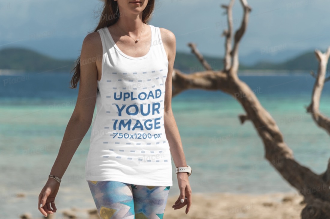 maqueta de camiseta sin mangas de una mujer dando un paseo en la playa