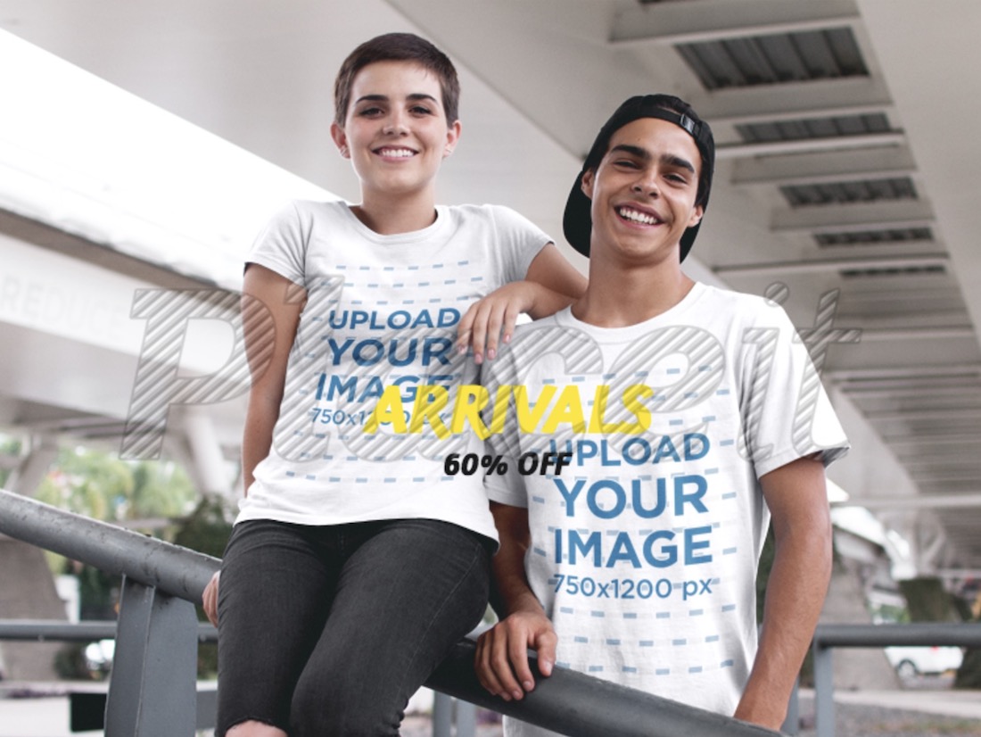 anuncio de facebook adolescentes con dos maquetas de camisetas de cuello redondo