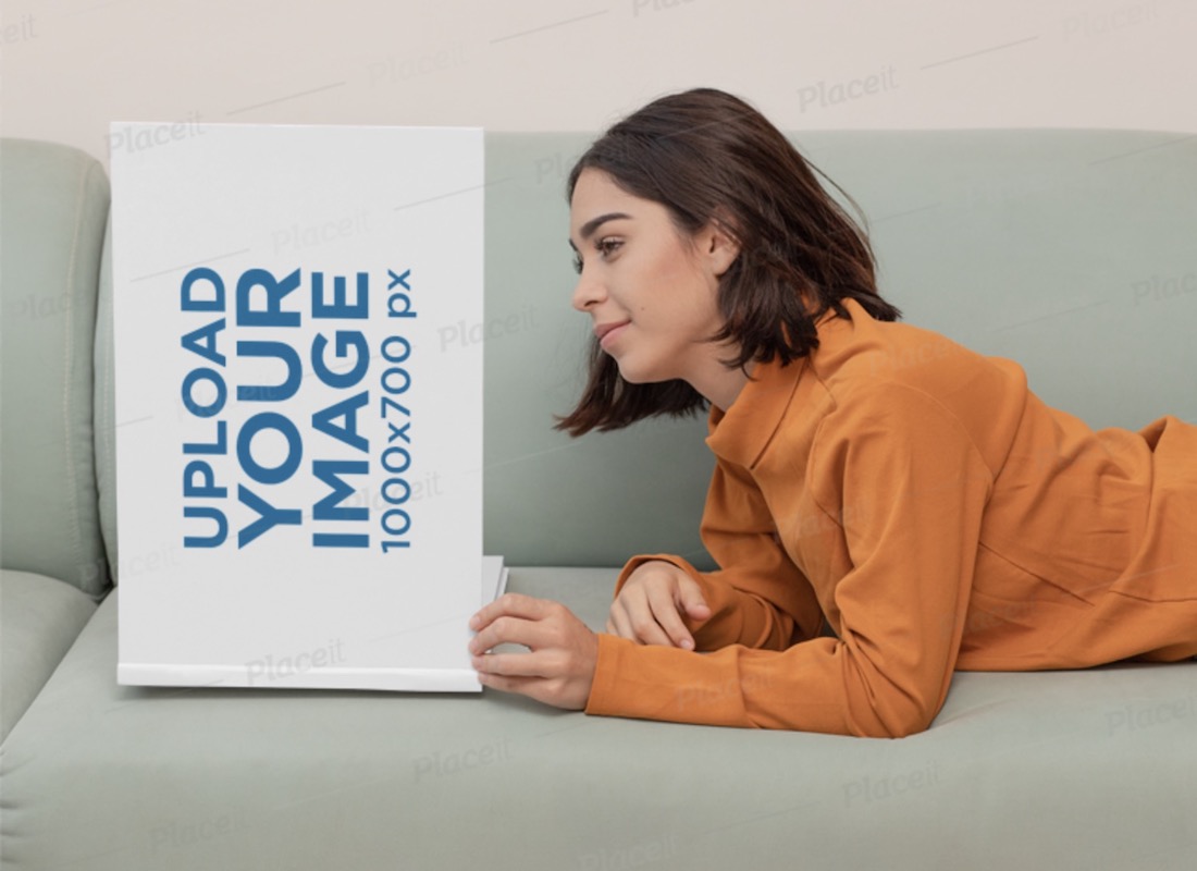 maquete de livro horizontal com uma jovem lendo em um sofá