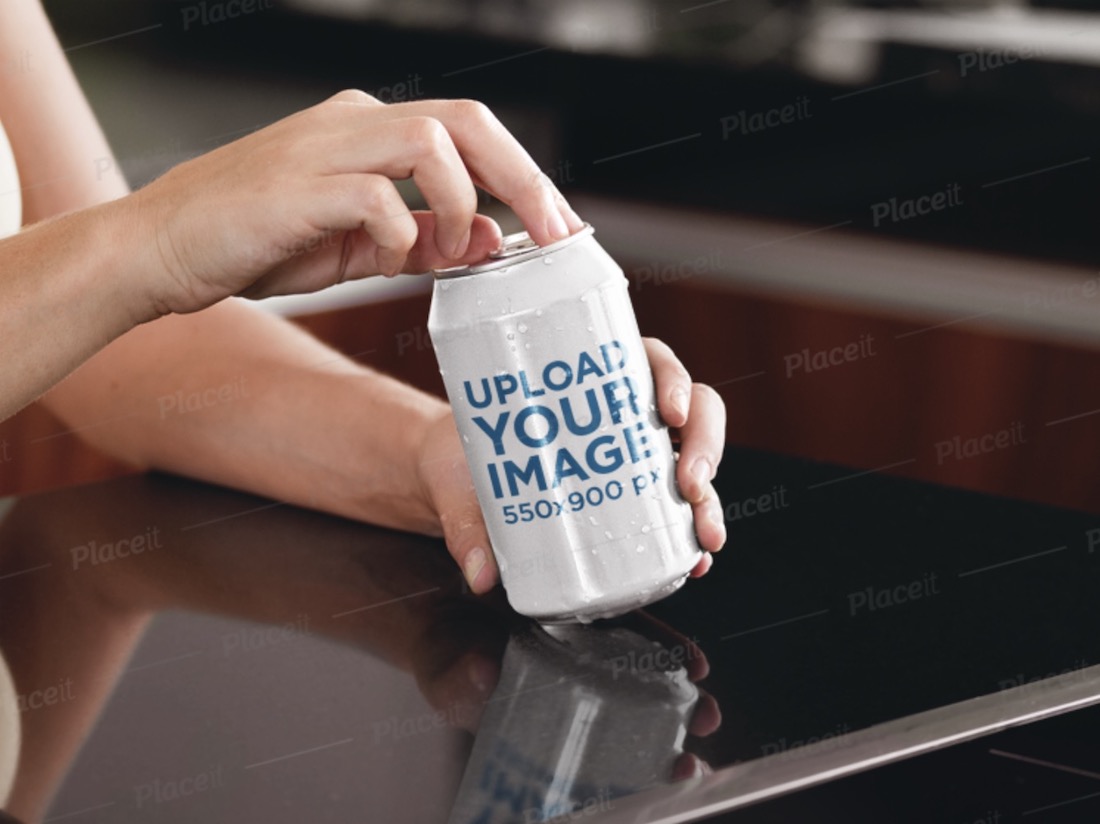etiqueta maquete de uma mulher abrindo uma lata de refrigerante