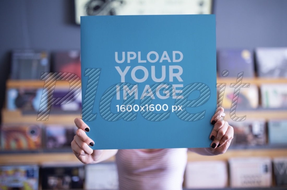 mockup di una ragazza con una copertina in vinile davanti al viso