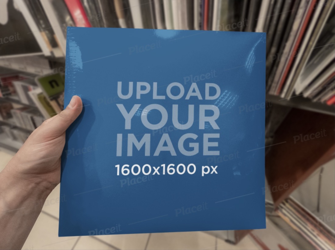 mockup di un uomo con una copertina in vinile in un negozio di musica