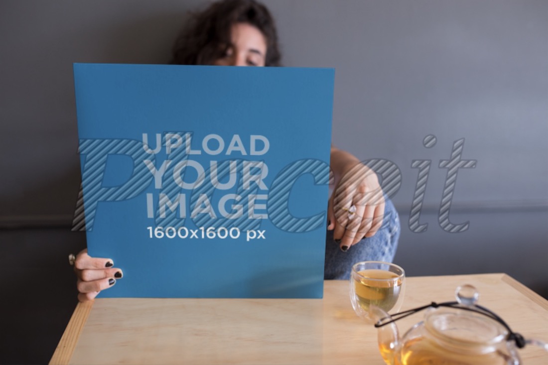mockup di una donna che fissa un disco in vinile