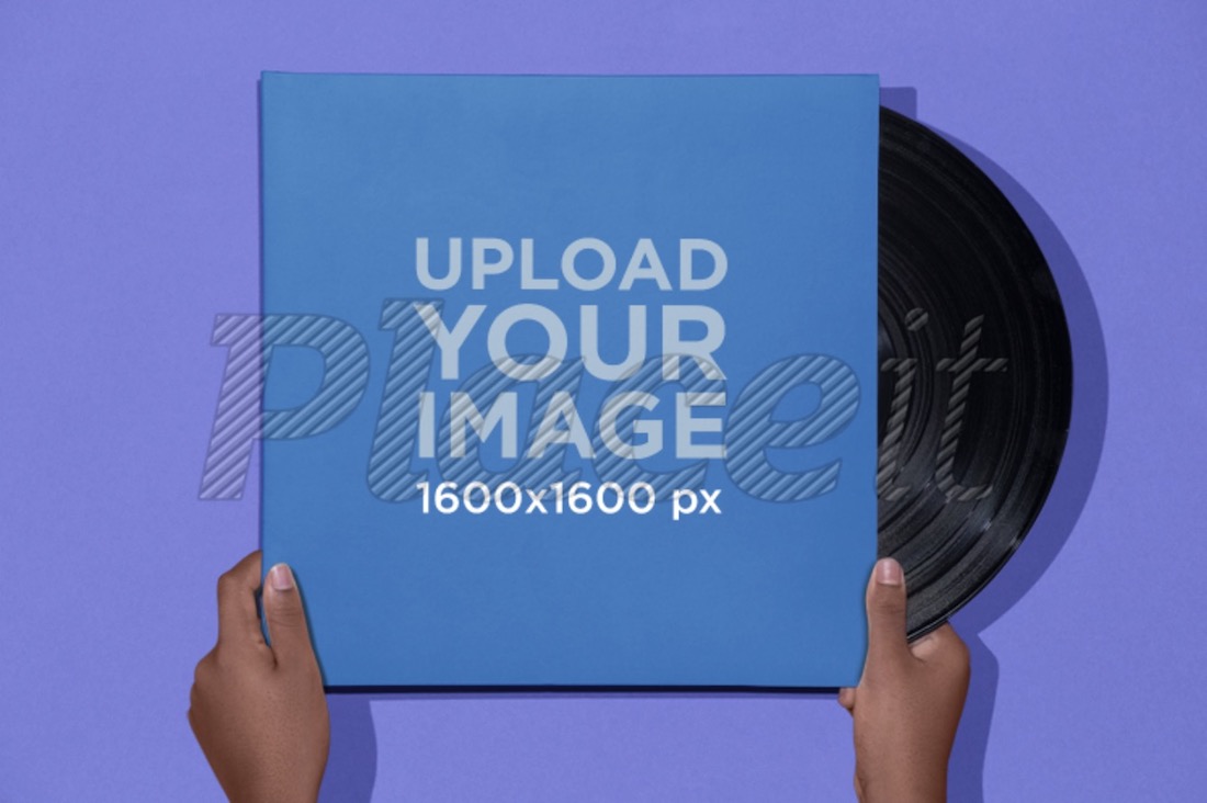 mani che tengono il modello di disco in vinile