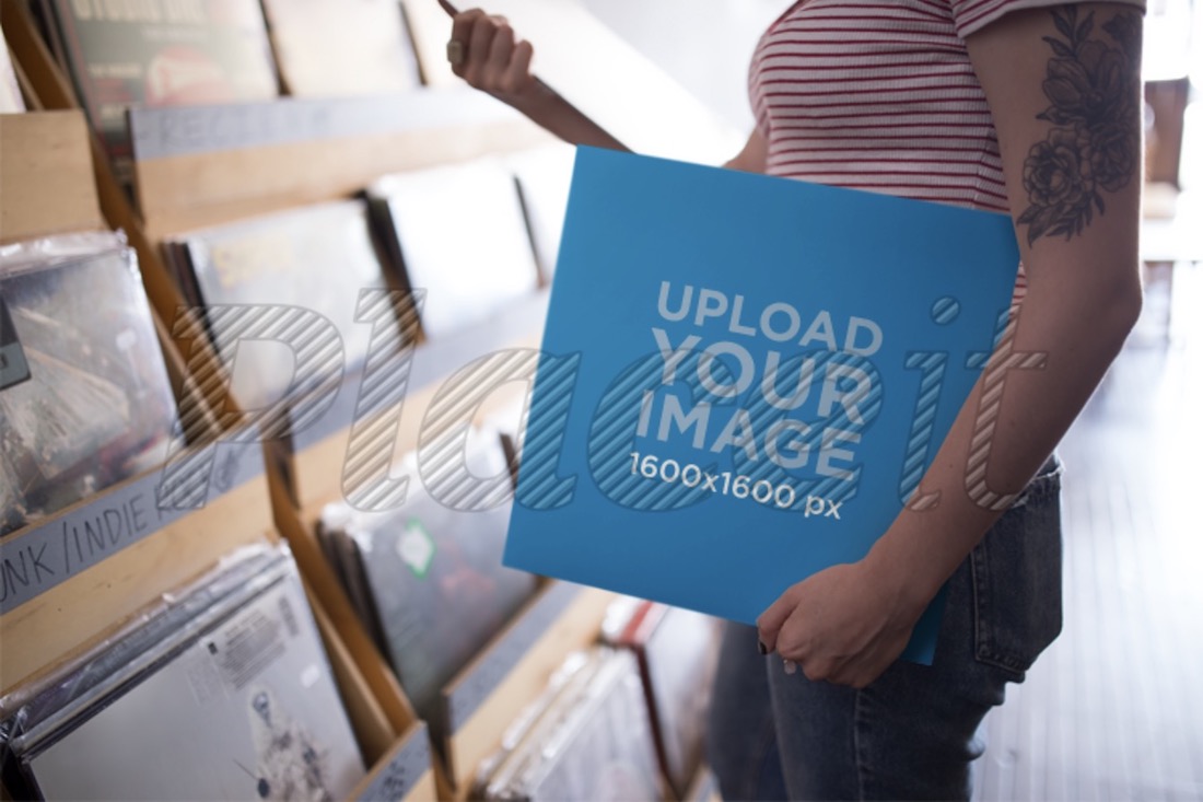 mockup con una donna che tiene un disco in vinile