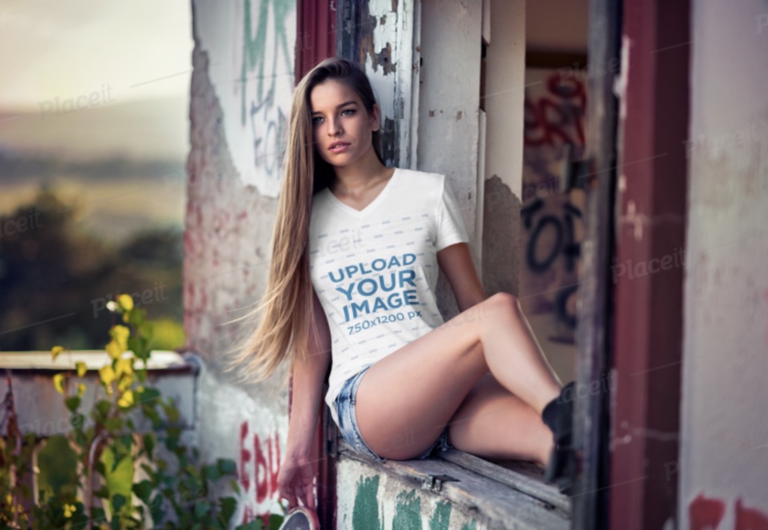 T-Shirt-Modell mit V-Ausschnitt einer Frau, die am Fenster sitzt