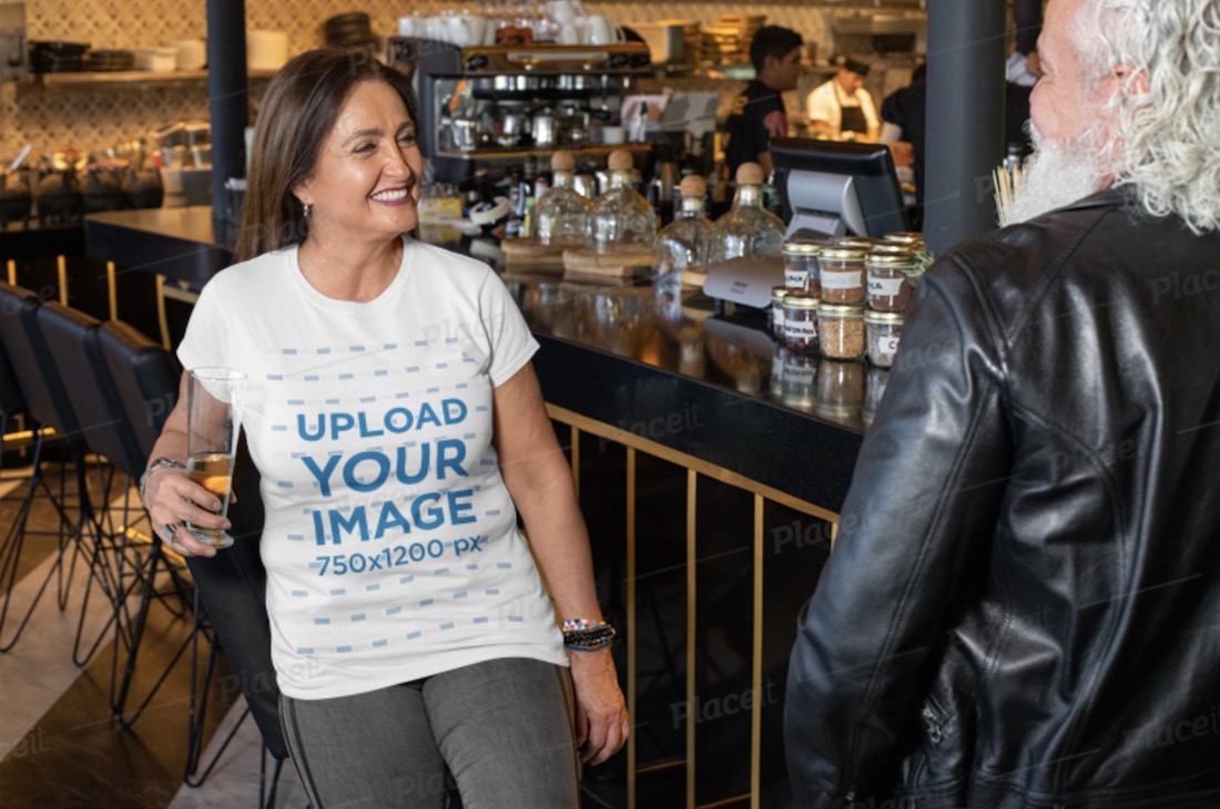 T-Shirt-Modell einer Frau mittleren Alters, die sich in einer Bar amüsiert
