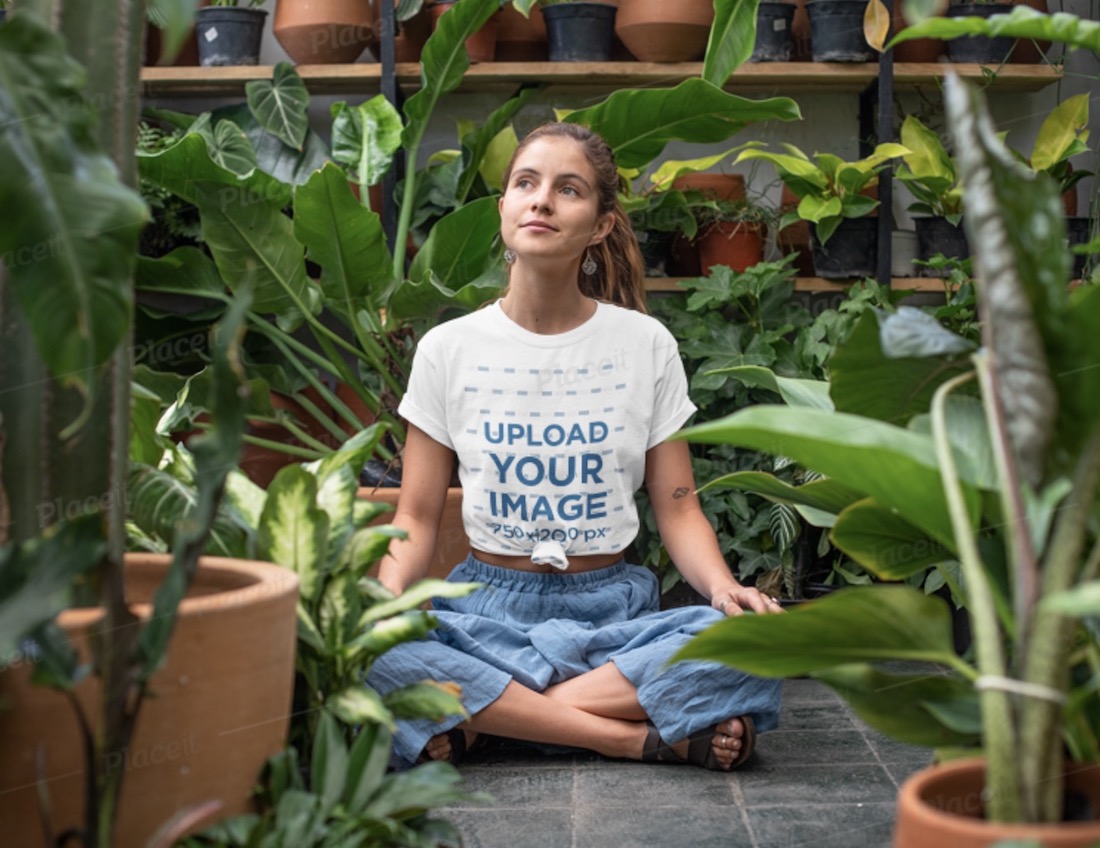 T-Shirt-Modell einer Frau, die in einem Gewächshaus sitzt