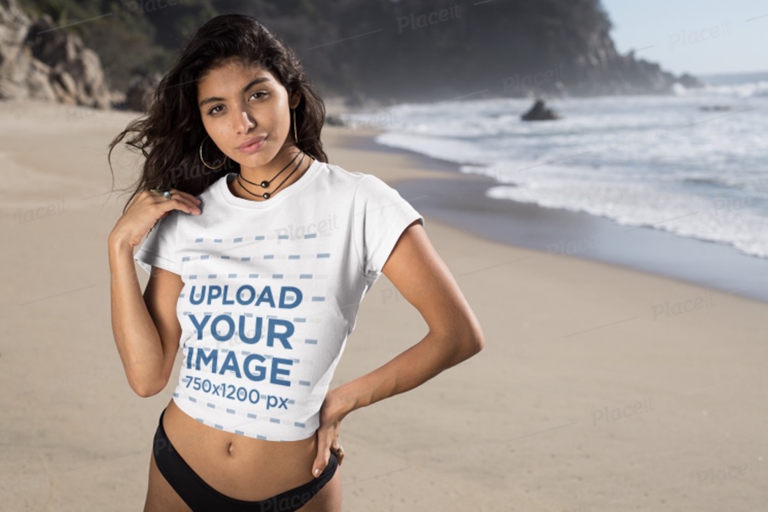 T-Shirt-Modell mit einer Frau am Strand
