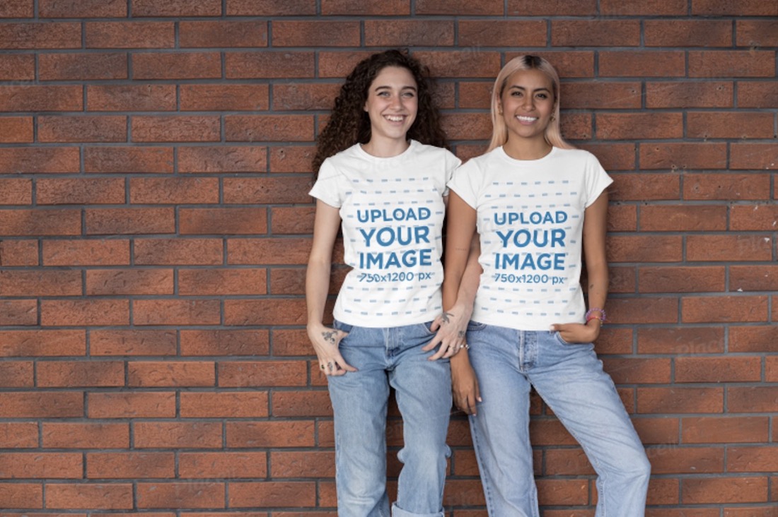 Modell von zwei besten Freunden, die passende T-Shirts tragen