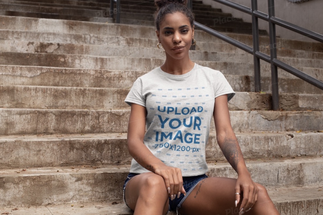 T-Shirt-Modell einer Frau, die auf einer Betontreppe sitzt