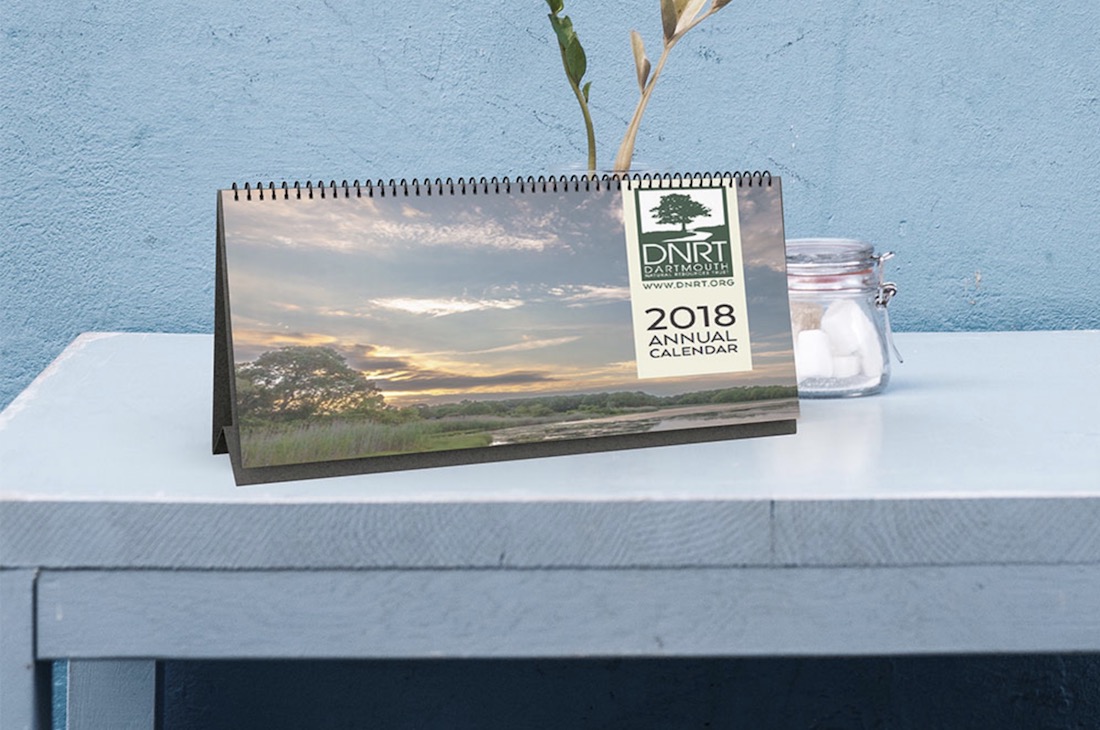mockup di calendario da tavolo orizzontale gratuito