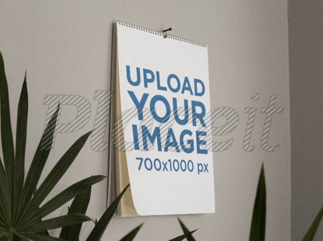 mockup di calendario su un muro con piante