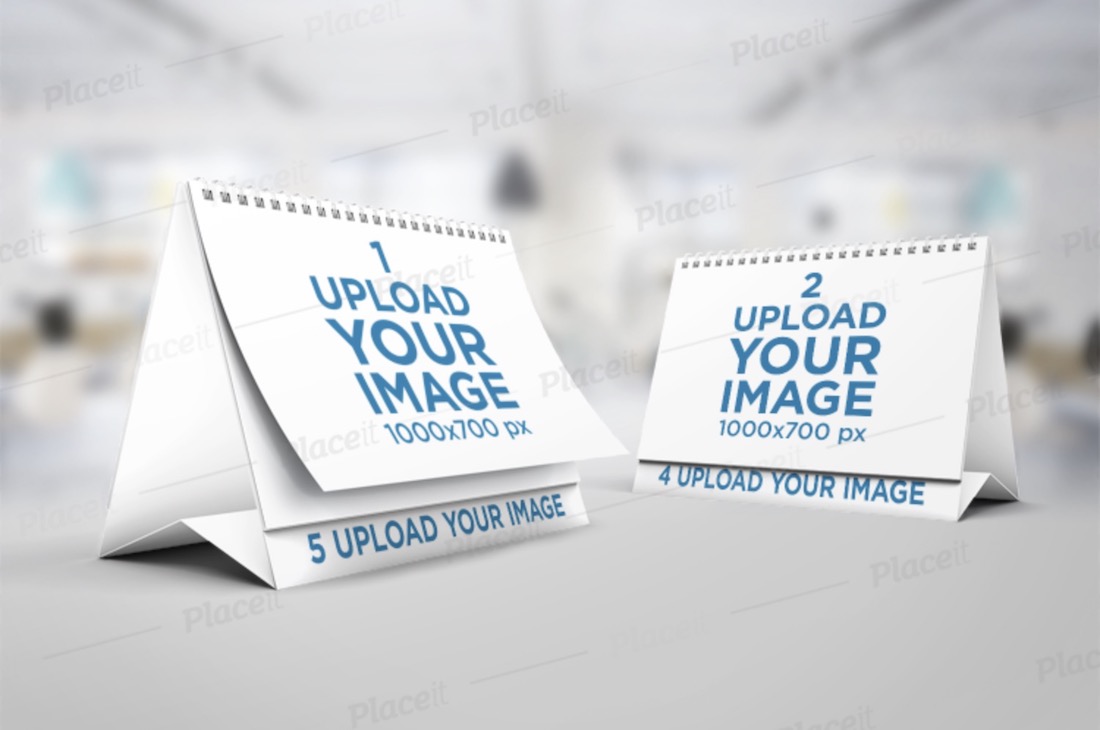mockup di due calendari da tavolo in piedi uno accanto all'altro