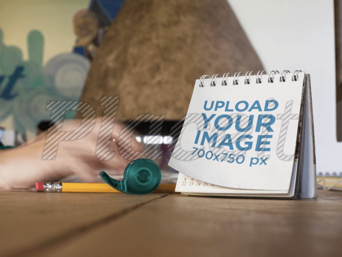 mockup di calendario sdraiato su una scrivania in legno