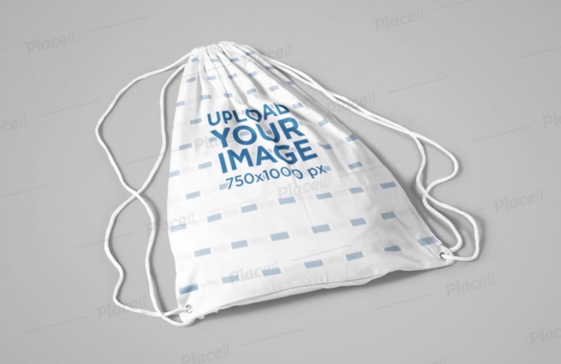 mockup tas serut tergeletak di permukaan yang rata