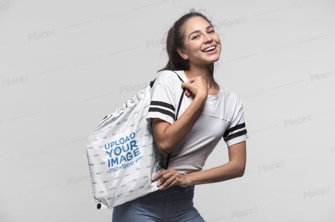 maket tas serut seorang wanita tersenyum