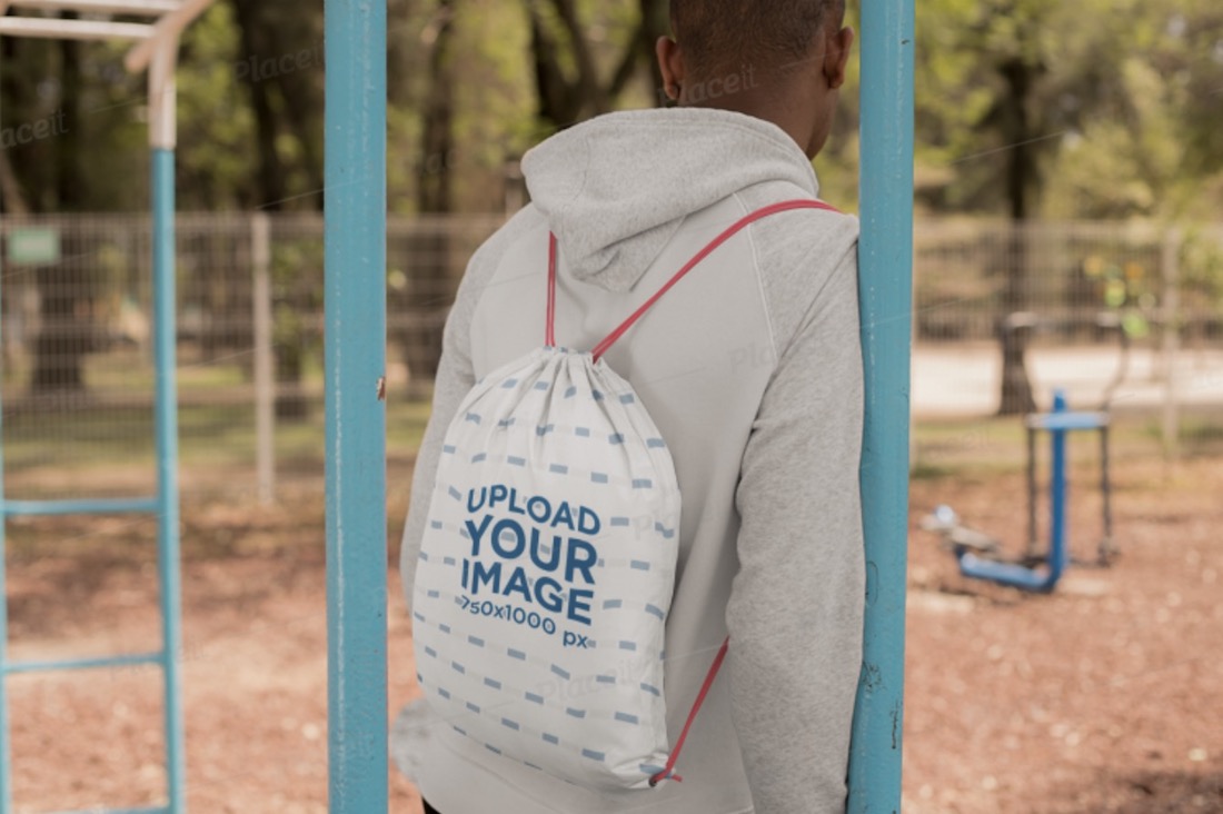 mockup tas serut di bagian belakang pria
