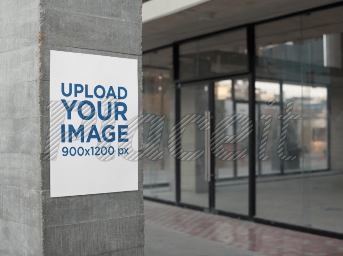 poster su una colonna di cemento accanto a negozi in affitto mockup