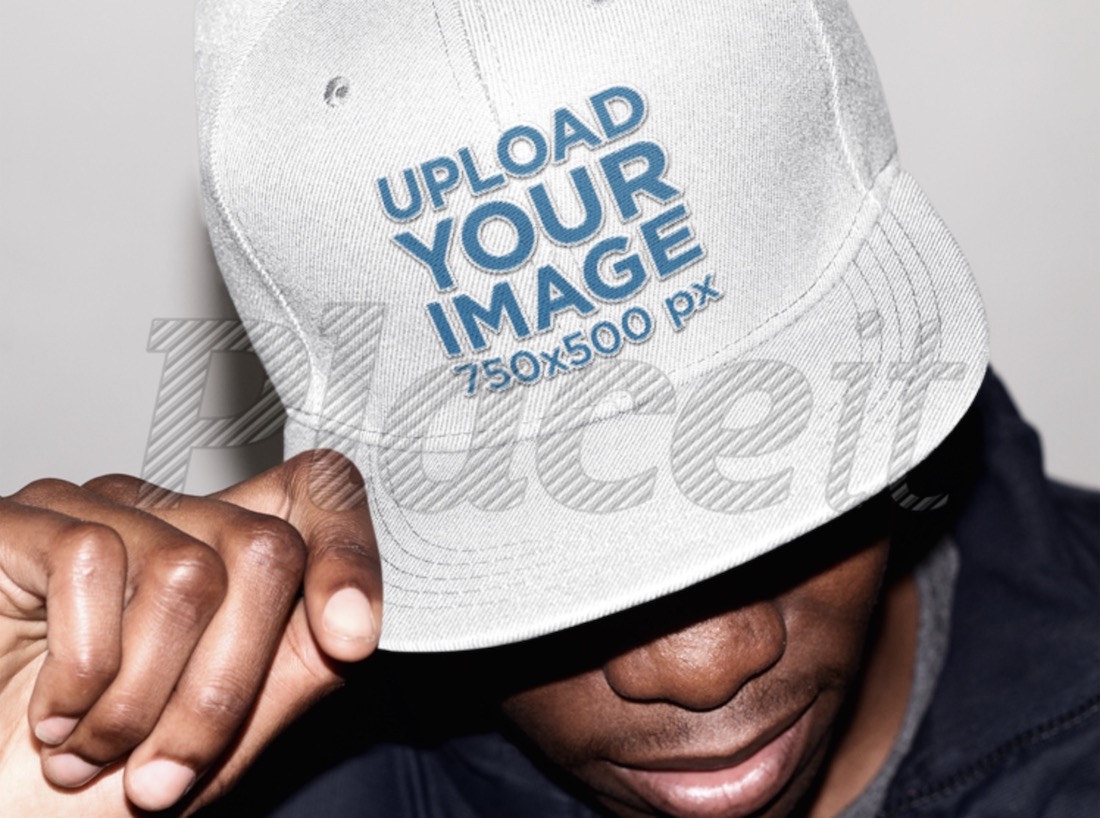 maquete de chapéu snapback de um cara estiloso