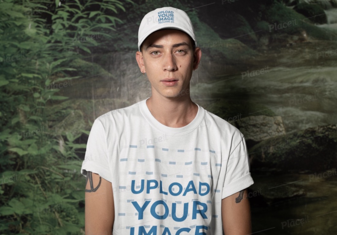 Maquete de camiseta e chapéu de um homem tatuado