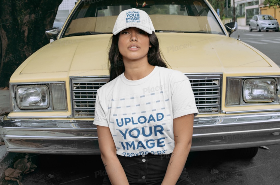 camiseta com gola redonda e maquete de chapéu de mulher