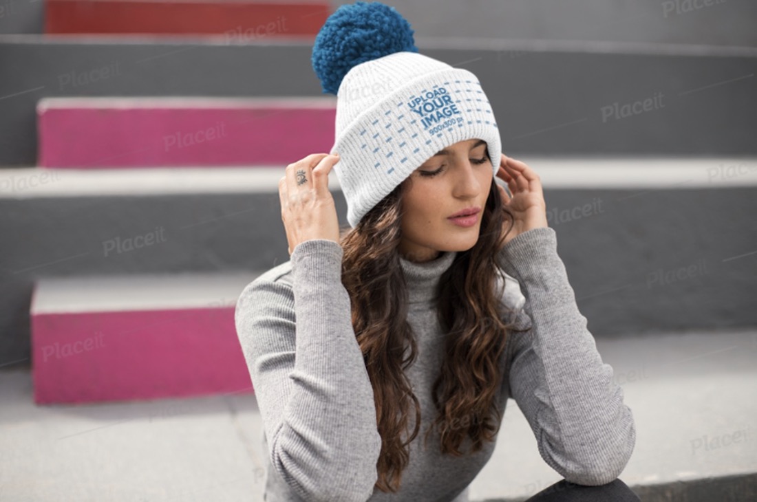 beanie mockup นำเสนอผู้หญิง