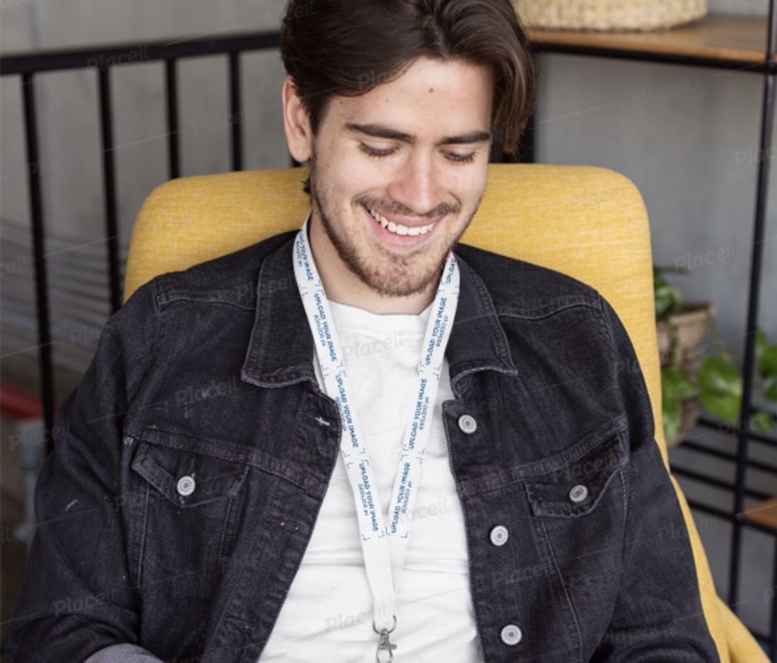 mockup di cordino con un uomo che controlla il suo tablet
