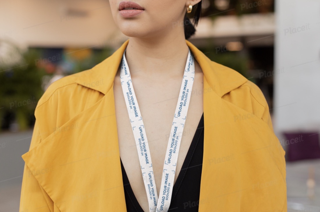 modello di cordino di una donna con un trench giallo