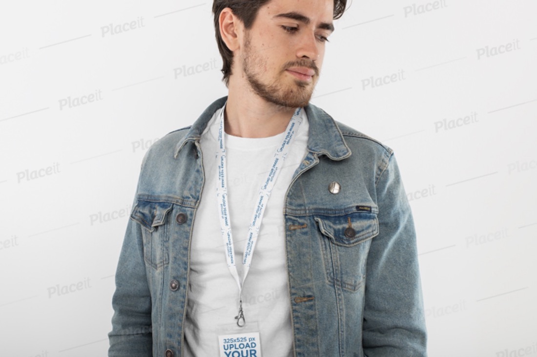 mockup di un uomo con un cordino e un porta badge