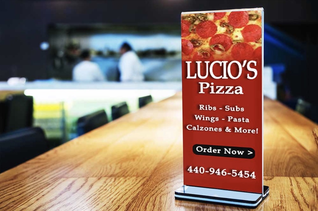 mockup di supporto per carte rack gratuito