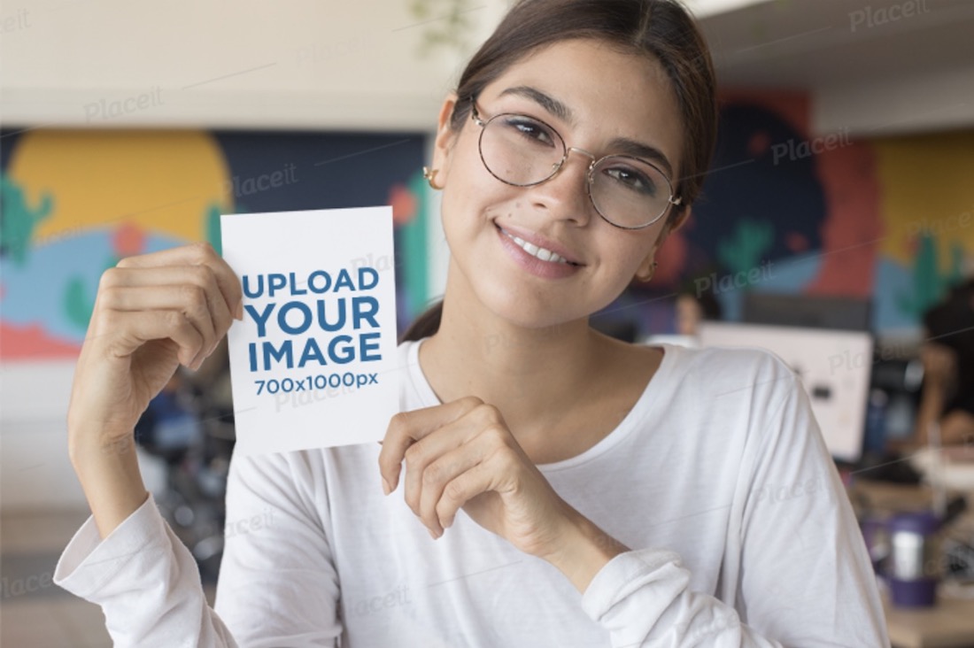 mockup di volantino con una donna sorridente