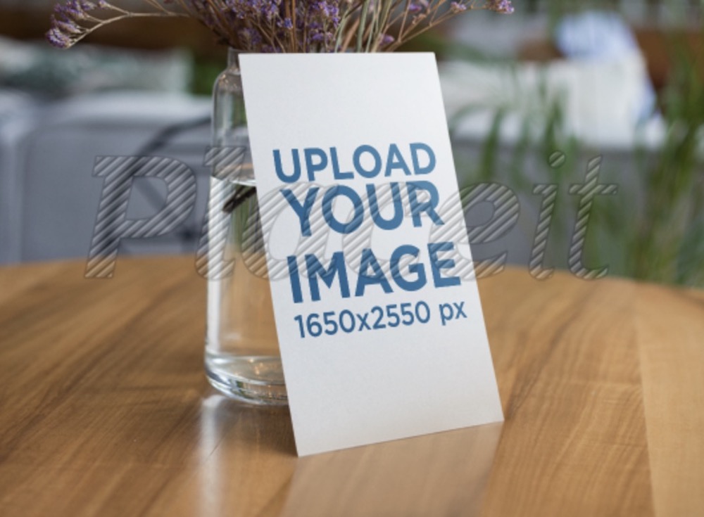 mockup di carte rack appoggiato a un vaso con fiori viola