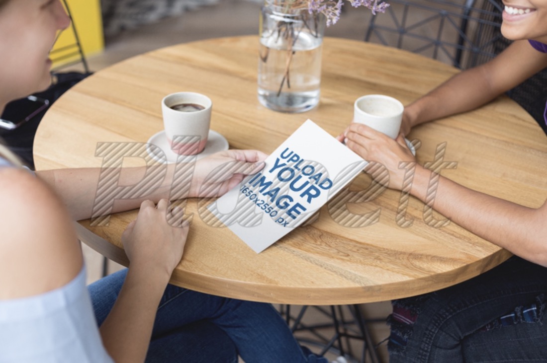 mockup di volantino con due amici in un bar