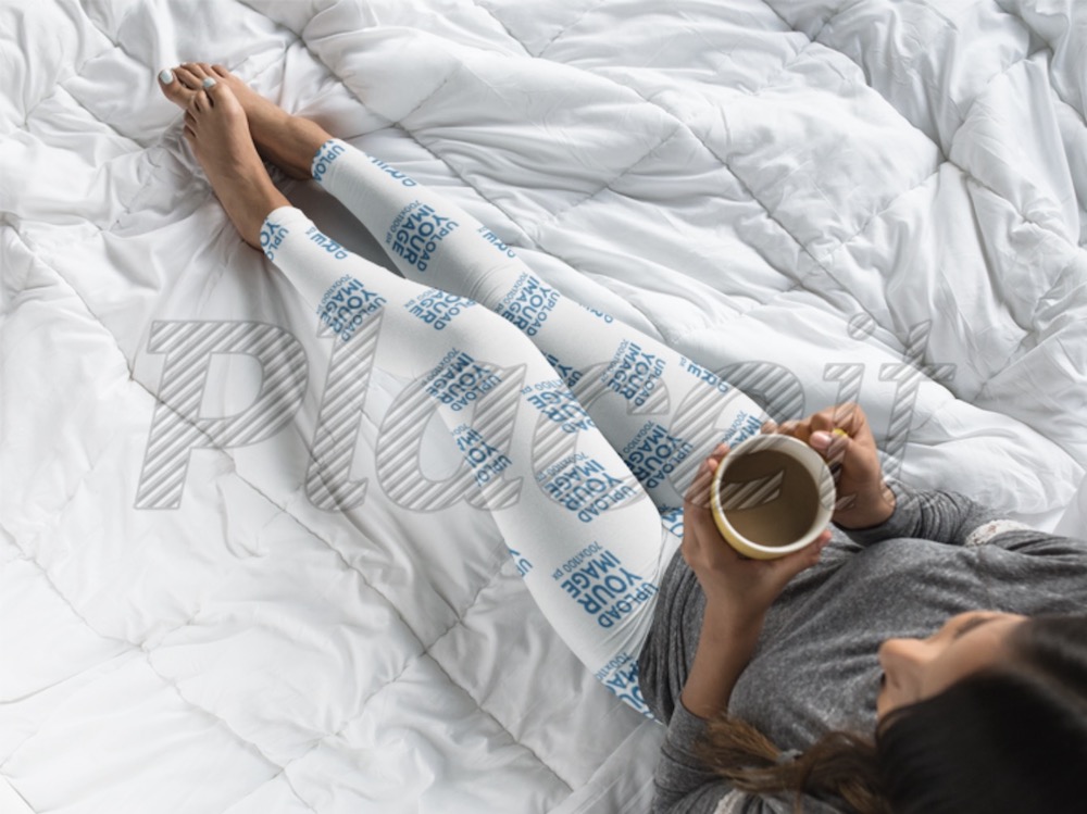 foto dall'alto di una giovane donna che indossa un modello di leggings