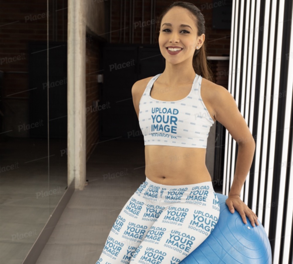 mockup di una donna che indossa un reggiseno sportivo e leggings