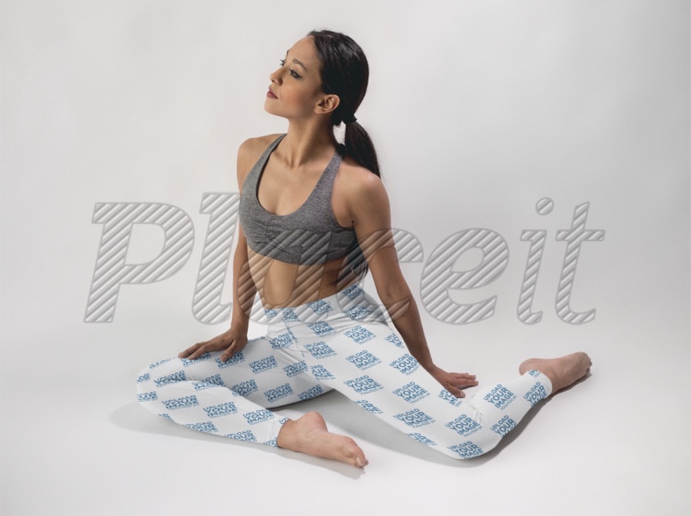 posa di una donna in uno yoga che indossa i leggings